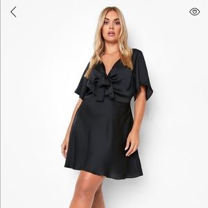 Boohoo plus size black tie short sleeve dress size 14 NWT